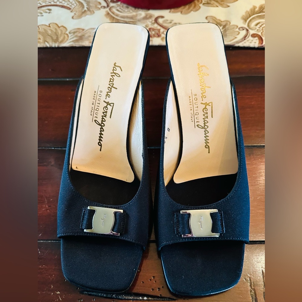 Salvatore Ferragamo heels black color